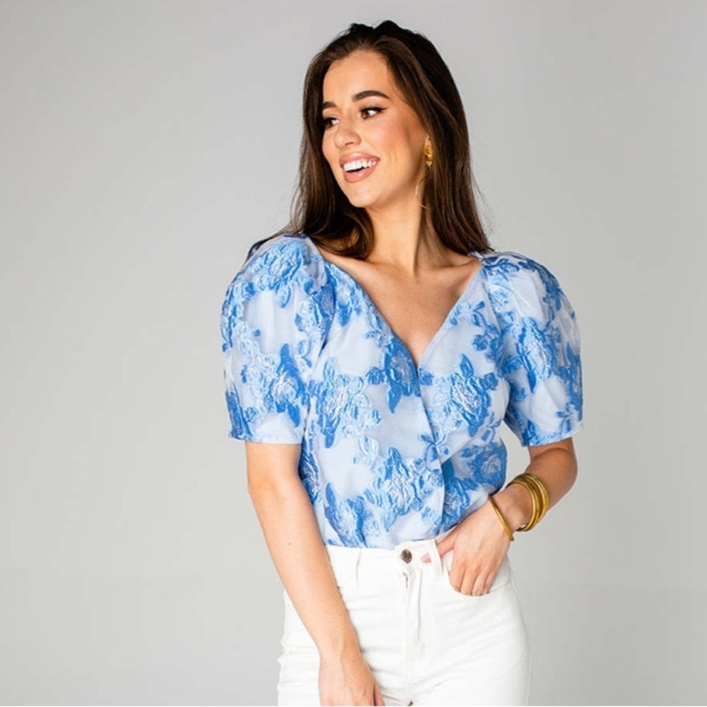 Buddy Love FELICITY CHRYSANTHEMUM BODYSUIT Blue Floral Puff Sleeve Top
Medium